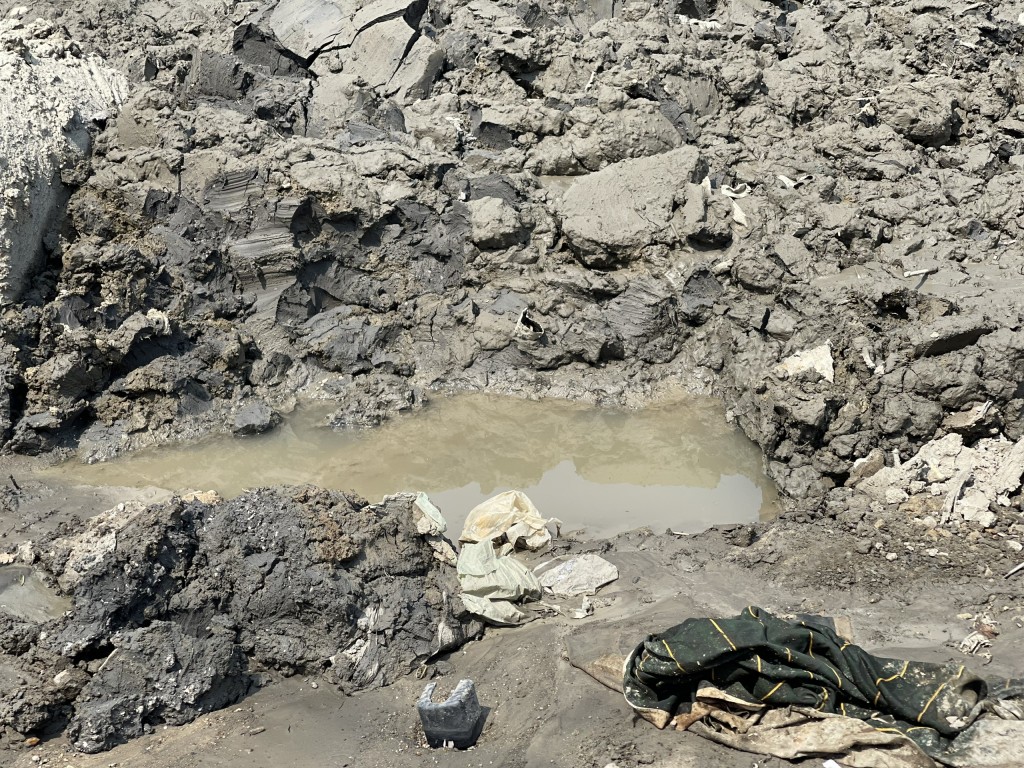 đã tiến hành lấy mẫu bùn thải nạo vét từ hói Phát Lát được đổ xuống ao hồ ở xã Thủy Bằng để gửi đi phân tích (Ảnh: Đ.Minh)