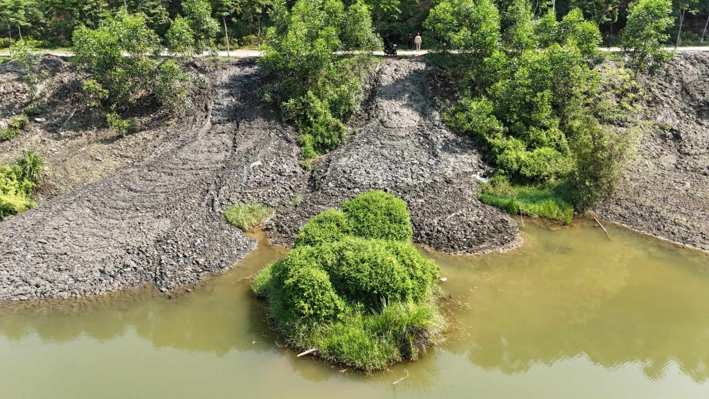 Hàng nghìn m3 bùn thải chưa qua xử lý nạo vét từ hói Phát Lát đưa đến tập kết và đổ xuống khu vực ao hồ thôn Bằng Lãng, xã Thuỷ Bằng