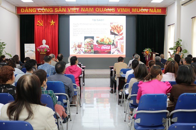  TS.BS Hồ Thu Mai chia sẻ kiến thức về dinh dưỡng với bệnh không lây nhiễm tại buổi tập huấn.