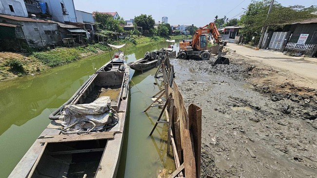 Tạm dừng đổ thẳng bùn thải từ hói Phát Lát xuống ao hồ