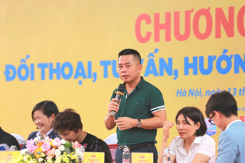 PGS.TS Mai Anh Tuấn (ngồi giữa), giảng viên cao cấp Khoa Điện tử - Viễn thông, Trường Đại học Công nghệ, Đại học Quốc gia Hà Nội