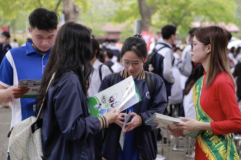 Rất đông học sinh tìm hiểu thông tin trước gian hàng của Học viện Nông nghiệp Việt Nam