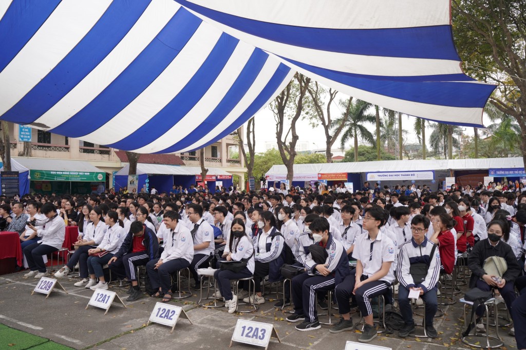 Hơn 1.000 học sinh tham dự Chương trình Đối thoại, tư vấn, hướng nghiệp học sinh THPT do báo Tuổi trẻ Thủ đô tổ chức