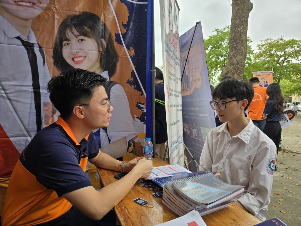 Anh Minh, học sinh trường THPT Cao Bá Quát tìm hiểu thông tin tại gian hàng trường Đại học Công nghệ Giao thông Vận tải