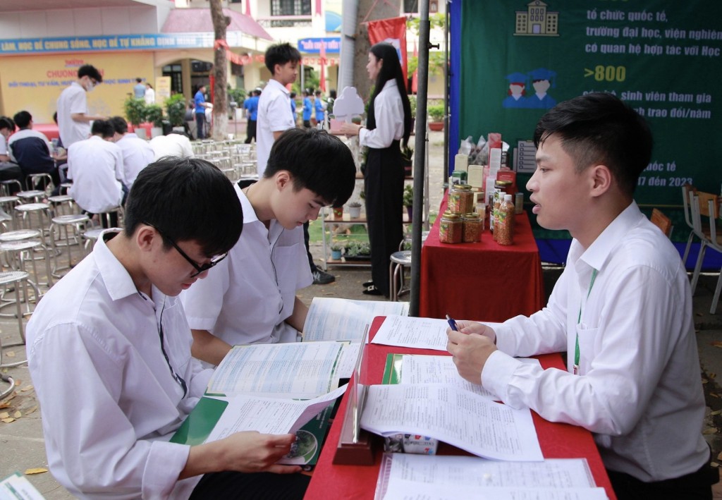 Học sinh nghe tư vấn tại gian hàng của Học viện Nông nghiệp Việt Nam