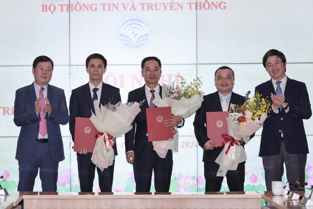 Lãnh đạo Bộ TT&TT trao quyết định điều động và bổ nhiệm Tổng Biên tập Tạp chí Thông tin và Truyền thông cho ông Nguyễn Văn Hiếu (thứ ba từ trái qua).