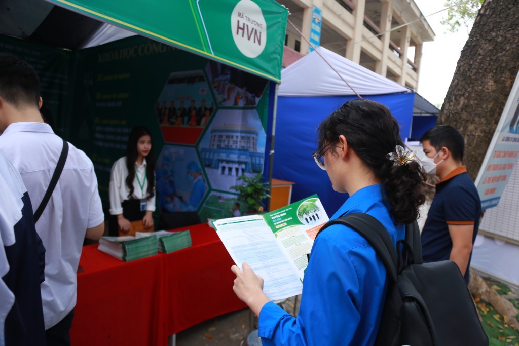 Gian hàng của Học viện Nông nghiệp Việt Nam đã thu hút rất động học sinh 