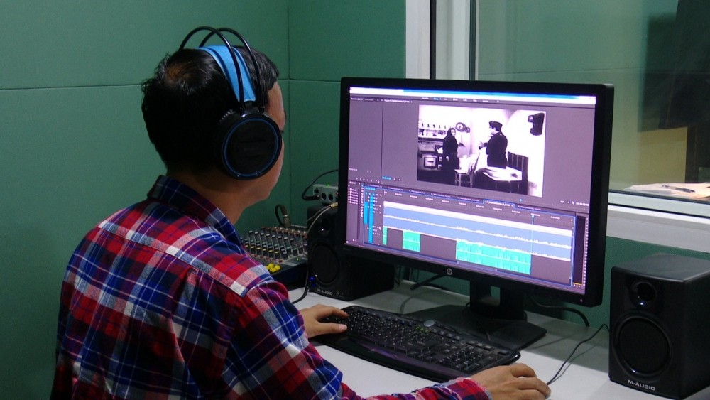 Kỹ thuật viên Đài Hà Nội đang sản xuất hậu kỳ cho những bộ phim kinh điển một thời để phát sóng trong chương trình “Phim của một thời”