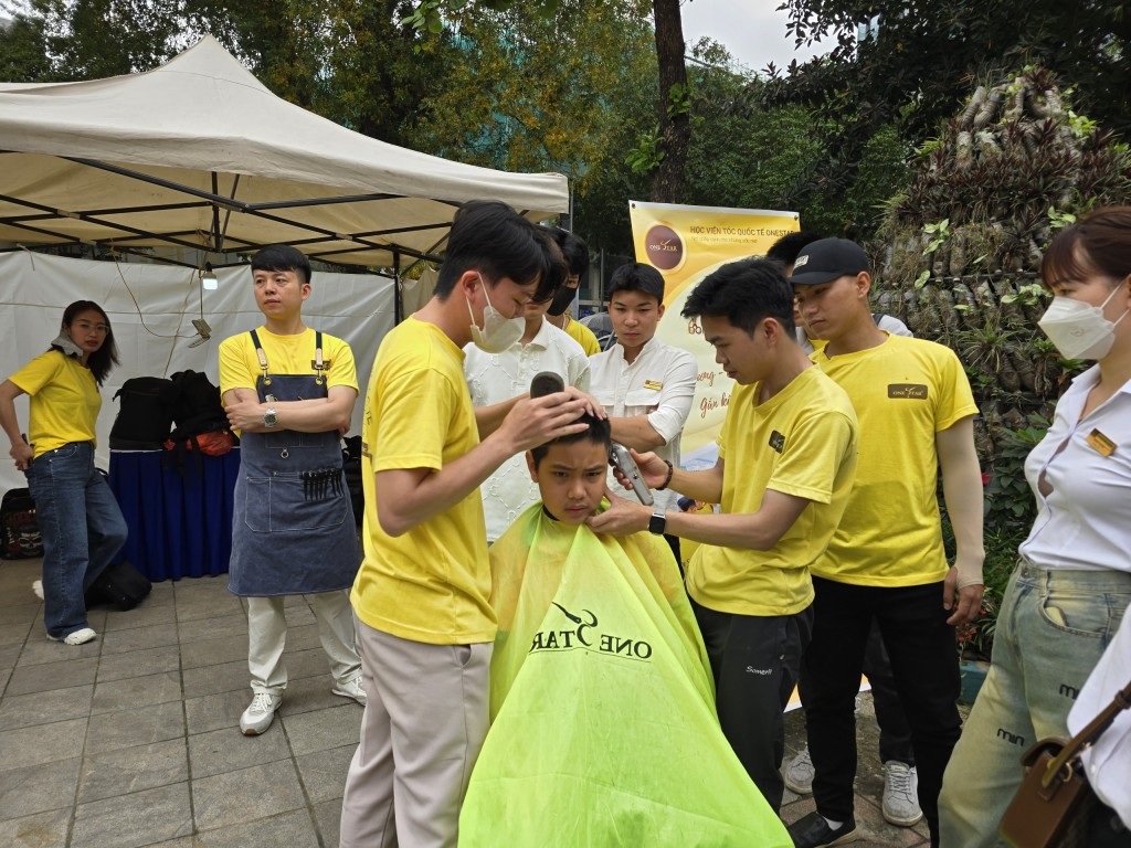 Trẻ em khuyết tật được cắt tóc miễn phí tại chương trình