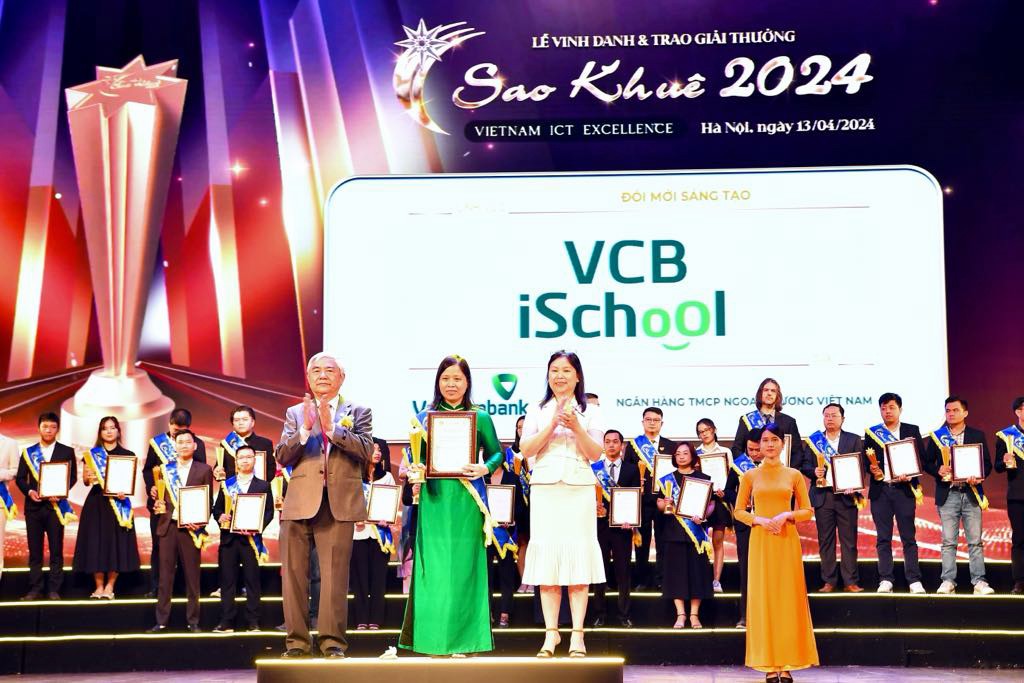 Bà Lê Thị Việt Thảo - Trưởng phòng Quản lý các đề án công nghệ, đại diện Vietcombank nhận giải thưởng Sao Khuê dành cho giải pháp VCB i-School