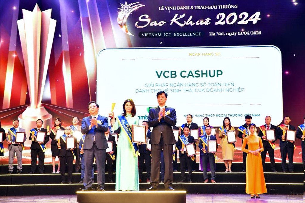 Bà Phương Thị Thu Thuỷ - Trưởng phòng Giải pháp và Kênh số Bán buôn, đại diện Vietcombank nhận giải thưởng Sao Khuê dành cho giải pháp VCB CashUp
