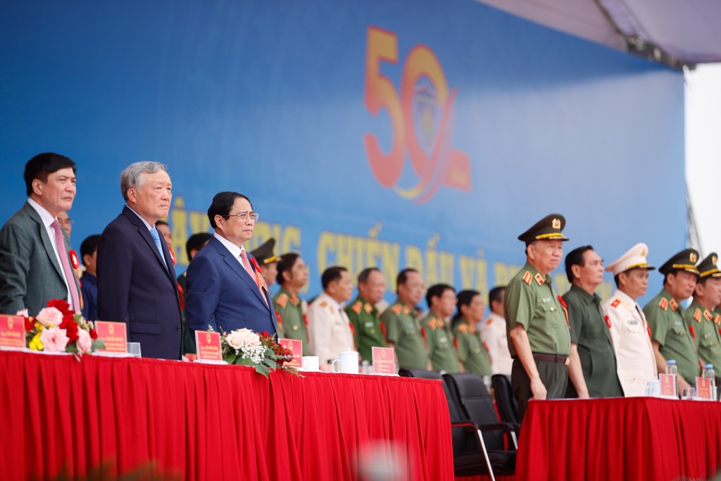 Thủ tướng Phạm Minh Chính và các đại biểu dự Lễ kỷ niệm 50 năm Ngày truyền thống Lực lượng Cảnh sát cơ động - Ảnh: VGP/Nhật Bắc