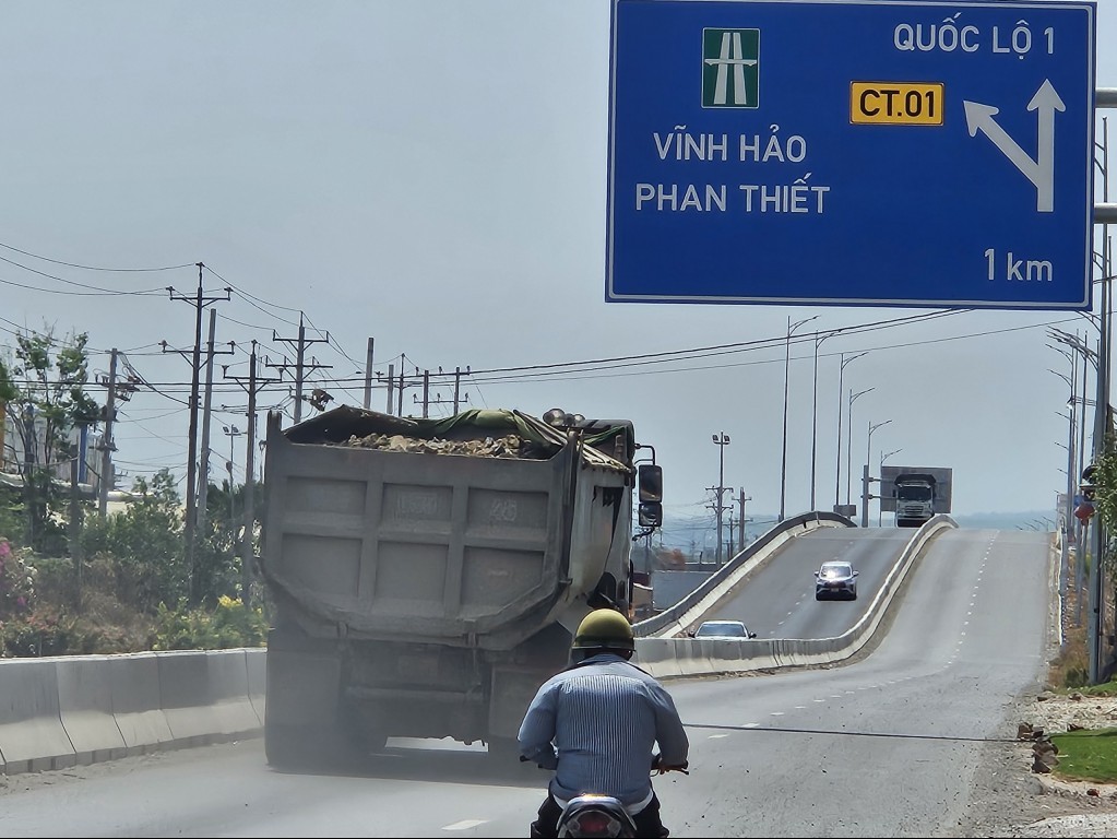 Đoàn xe “rải đá” trên đường dẫn cao tốc Phan Thiết - Dầu Giây