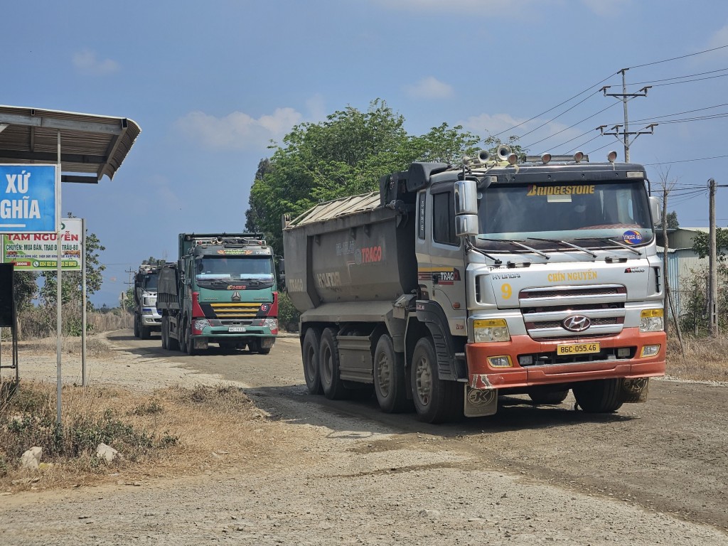Đoàn xe chở vật liệu có nhiều xe chở vượt thành thùng có dấu hiệu quá tải trọng cho phép cầu đường bộ (Ảnh: H.Quảng)