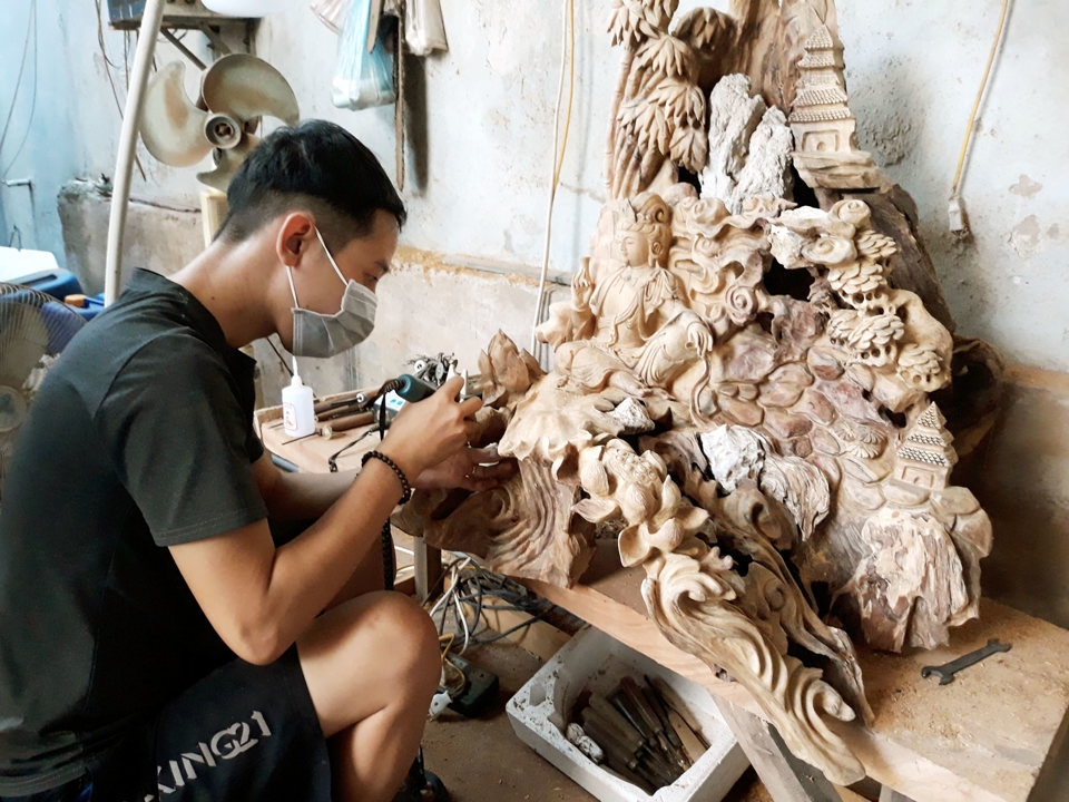 Nghệ nhân làng nghề điều khắc gỗ truyền thống Dư Dụ (xã Thanh Thùy, huyện Thanh Oai). Ảnh: Hoài Nam