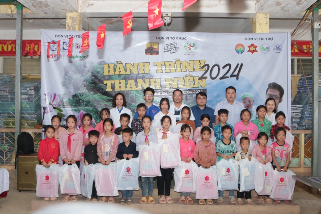 Bác sĩ Thủ đô khám sức khỏe thiện nguyện 500 học sinh Điện Biên