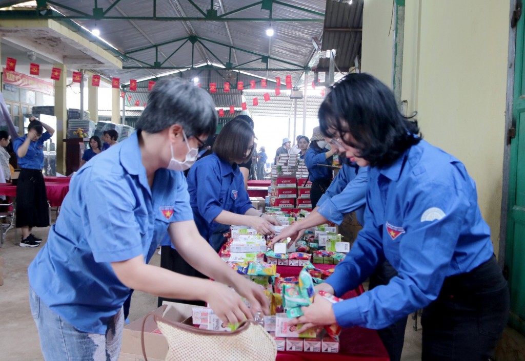 Bác sĩ Thủ đô khám sức khỏe thiện nguyện cho 500 học sinh Điện Biên