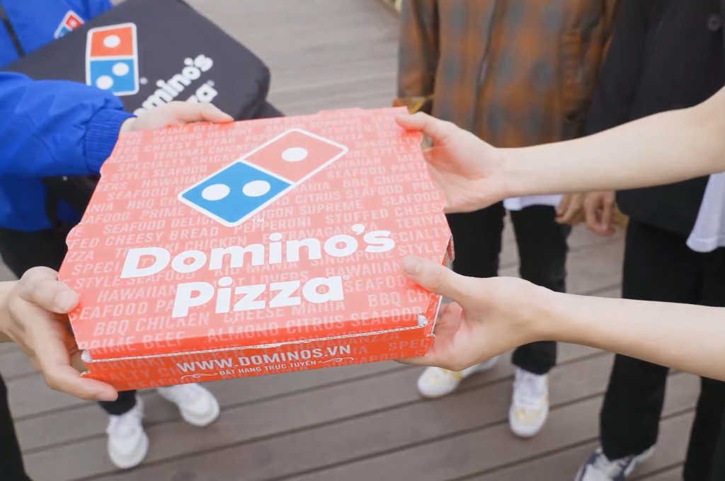 Domino’s Pizza phục vụ gần 10 triệu lượt khách hàng mỗi năm thông qua các hình thức dùng tại chỗ, mua mang về và giao hàng tận nơi miễn phí với cam kết giao nhanh 30 phút đảm bảo pizza nóng giòn.