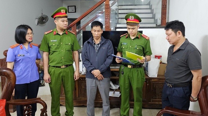Lực lượng chức năng thi hành lệnh bắt đối với Trần Ngọc Thọ