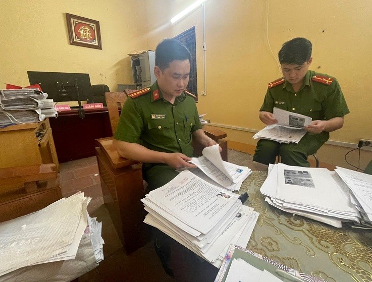 Lực lượng chức năng khám xét Trung tâm sát hạch lái xe cơ giới huyện Tràng Định