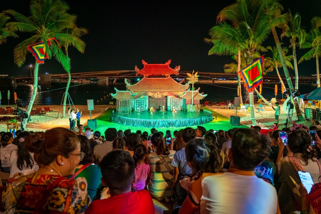 Show Rối Việt tại Thị trấn Hoàng Hôn, Phú Quốc thu hút khách quốc tế Ảnh: Minh Tú