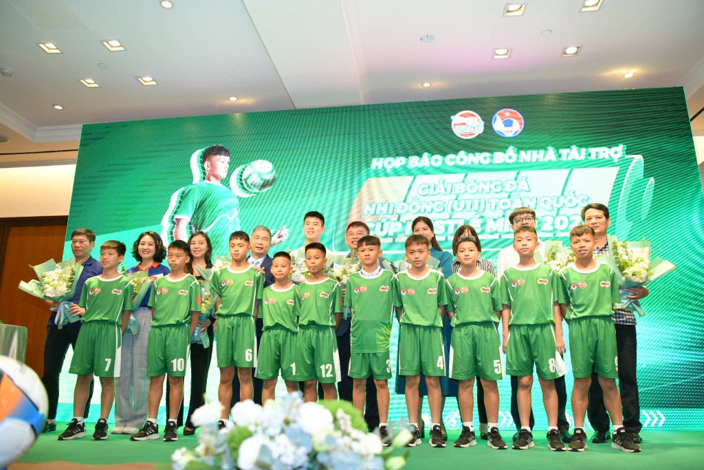 Các cầu thủ ra mắt áo đấu của giải Bóng đá Nhi đồng (U11) toàn quốc - Cup Nestlé Milo 2024.