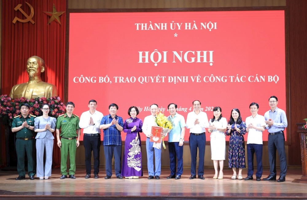 Ban Thường vụ Quận ủy Tây Hồ chúc mừng đồng chí Nguyễn Lê Hoàng.