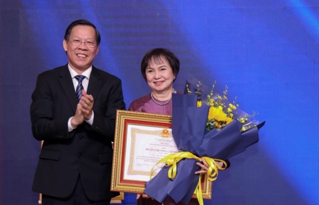 Chủ tịch PNJ Cao Thị Ngọc Dung nhận Huân chương Lao động hạng Nhất