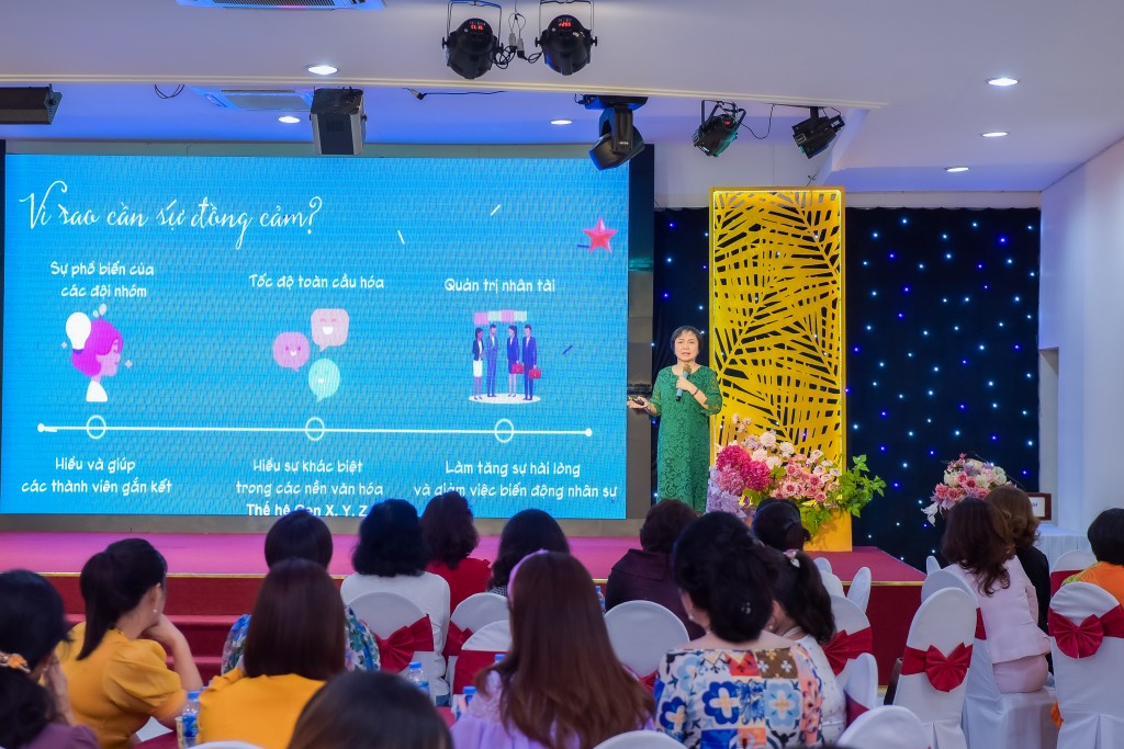 Bà Cao Thị Ngọc Dung chia sẻ tại Tọa đàm “Lãnh đạo thấu cảm: Sức mạnh kết nối từ trái tim”