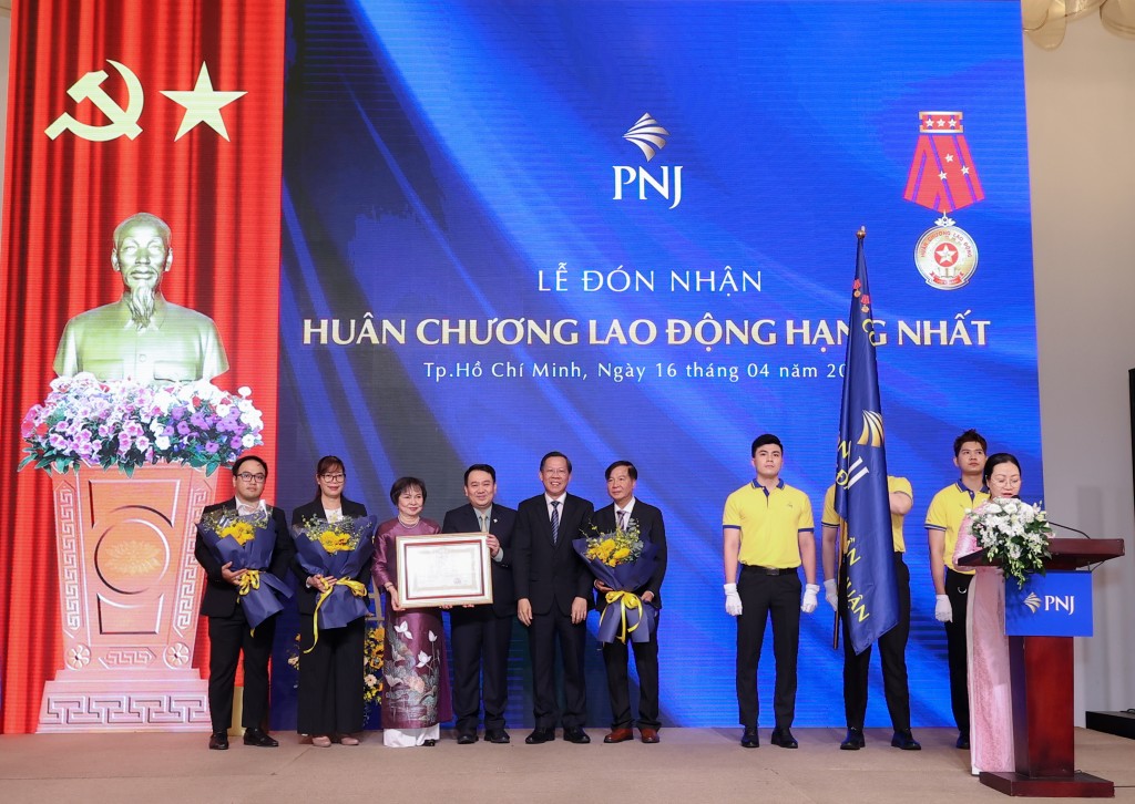 Công ty cổ phần Vàng bạc Đá quý Phú Nhuận (PNJ) đón nhận Huân chương lao động hạng Nhất