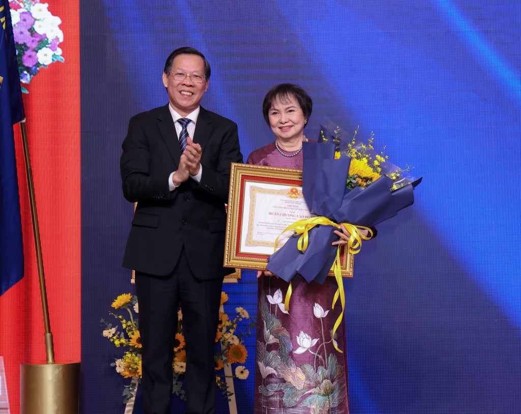 Ông Phan Văn Mãi, Phó Bí thư Thành Ủy, Chủ tịch UBND TP.HCM trao Huân chương Lao động hạng Nhất cho bà Cao Thị Ngọc Dung.