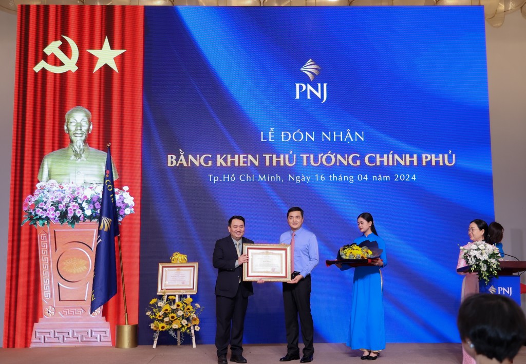  Ông Lê Trí Thông – Phó Chủ tịch HĐQT kiêm Tổng Giám đốc PNJ vinh dự nhận bằng khen của Thủ tướng Chính phủ