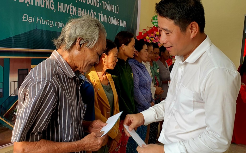 P.TGĐ Trần Phương trao quà tặng hộ dân nghèo thôn Trúc Hà, xã Đại Hưng, Đại Lộc, Quảng Nam