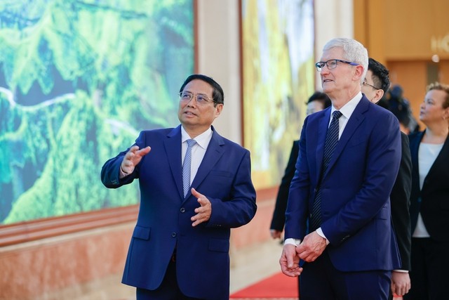 Thủ tướng Phạm Minh Chính và ông Tim Cook tham quan Trụ sở Chính phủ - Ảnh: VGP/Nhật Bắc