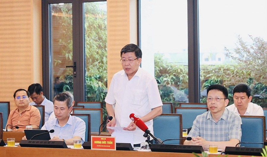 Phó Chủ tịch UBND thành phố Hà Nội Dương Đức Tuấn trao đổi tại buổi là việc