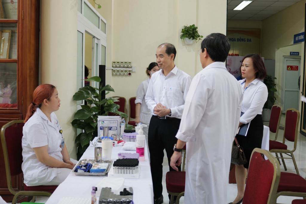 TS Nguyễn Đình Hưng, Phó Giám đốc phụ trách Sở Y tế Hà Nội kiểm tra công tác khám sức khỏe cho cán bộ thuộc diện Ban Thường vụ Thành ủy quản lý tại Bệnh viện đa khoa Đống Đa.