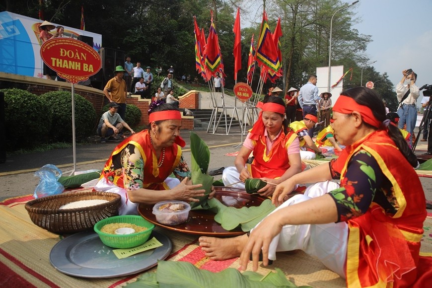  Đoàn nghệ nhân gói bánh chưng của huyện Thanh Ba. Ảnh: THANH HUYỀN