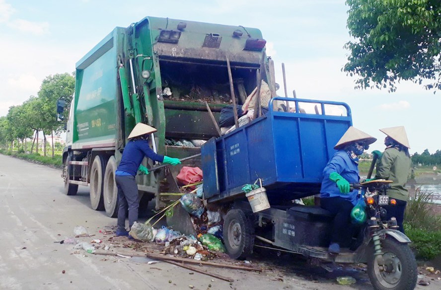 Công nhân thu gom, vận chuyển rác thải trên địa bàn huyện Phúc Thọ