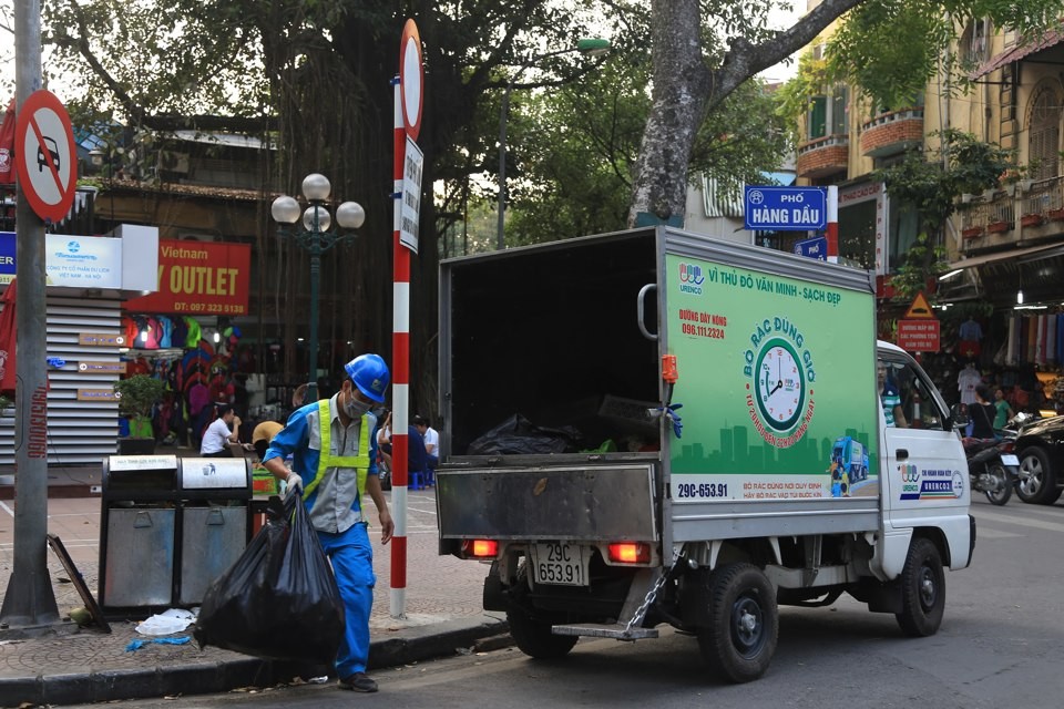 Thu gom rác thải trên phố Hàng Dầu, quận Hoàn Kiếm