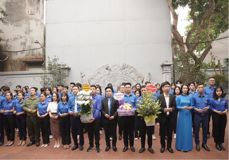 Đoàn đại biểu thanh niên Đông Anh còn về thăm nhà lưu niệm và dâng hương tưởng nhớ những công lao đóng góp to lớn của đồng chí Đào Duy Tùng 