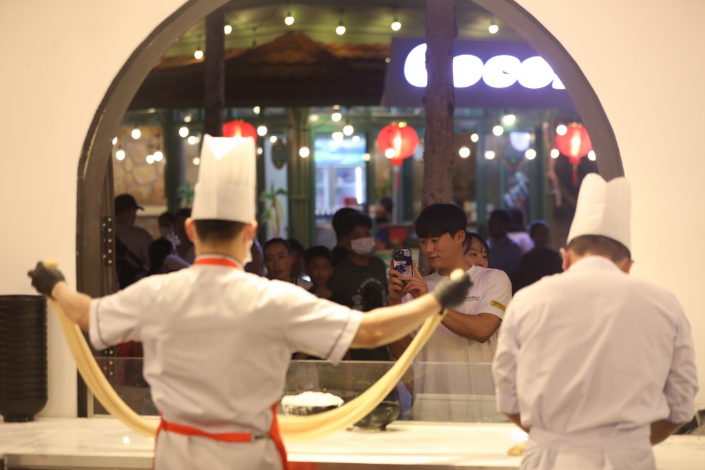 Du khách Hàn Quốc rất yêu thích ẩm thực tại chợ đêm Vui Phết