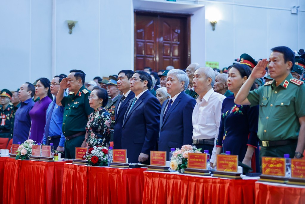 Thủ tướng Phạm Minh Chính và các đại biểu thực hiện nghi lễ chào cờ tại cuộc gặp mặt, tri ân những người trực tiếp tham gia Chiến dịch Điện Biên Phủ - Ảnh: VGP/Nhật Bắc