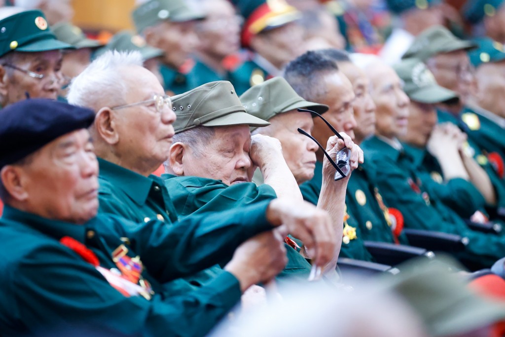 Những giọt nước mắt xúc động của các chiến sĩ Điện Biên, thanh niên xung phong, dân công hỏa tuyến trực tiếp tham gia Chiến dịch Điện Biên Phủ - Ảnh: VGP/Nhật Bắc