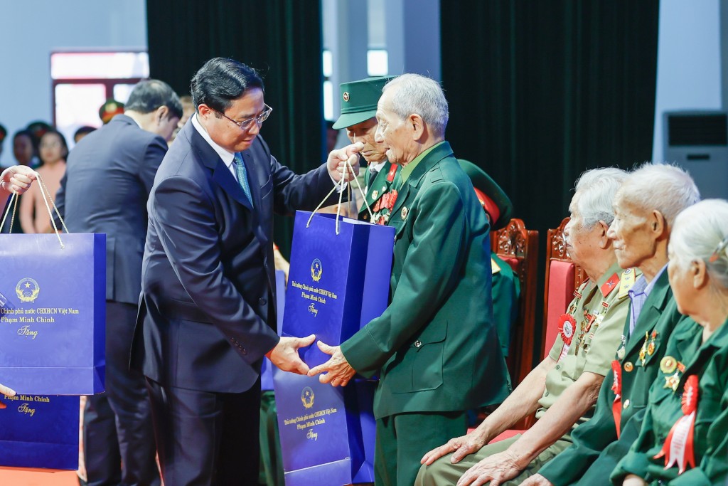 Thủ tướng Phạm Minh Chính trao quà cho các chiến sĩ Điện Biên tại buổi gặp mặt - Ảnh: VGP/Nhật Bắc