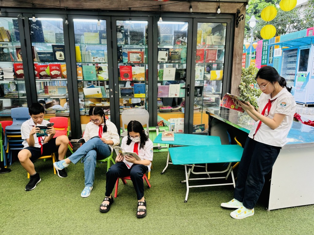 Các em học sinh chăm chú đọc sách tại Phố Sách Hà Nội