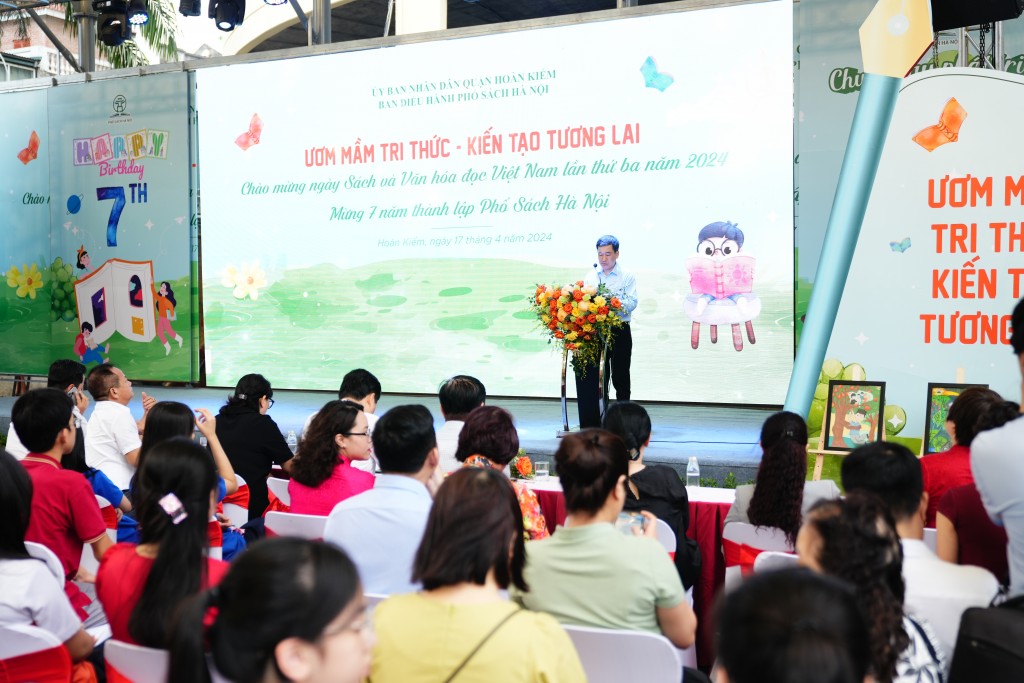 Phó Chủ tịch UBND quận Hoàn Kiếm Nguyễn Quốc Hoàn - Trưởng Ban điều hành Phố Sách Hà Nội phát biểu khai mạc Hội sách