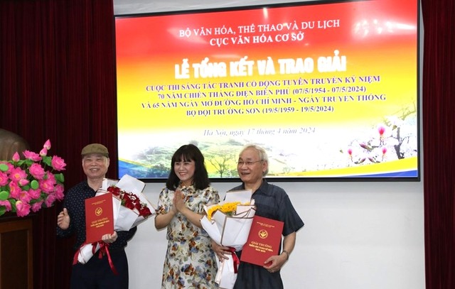 Đồng chí Ninh Thị Thu Hương - Cục trưởng Cục Văn hóa cơ sở trao 2 giải Nhất tới các tác giả