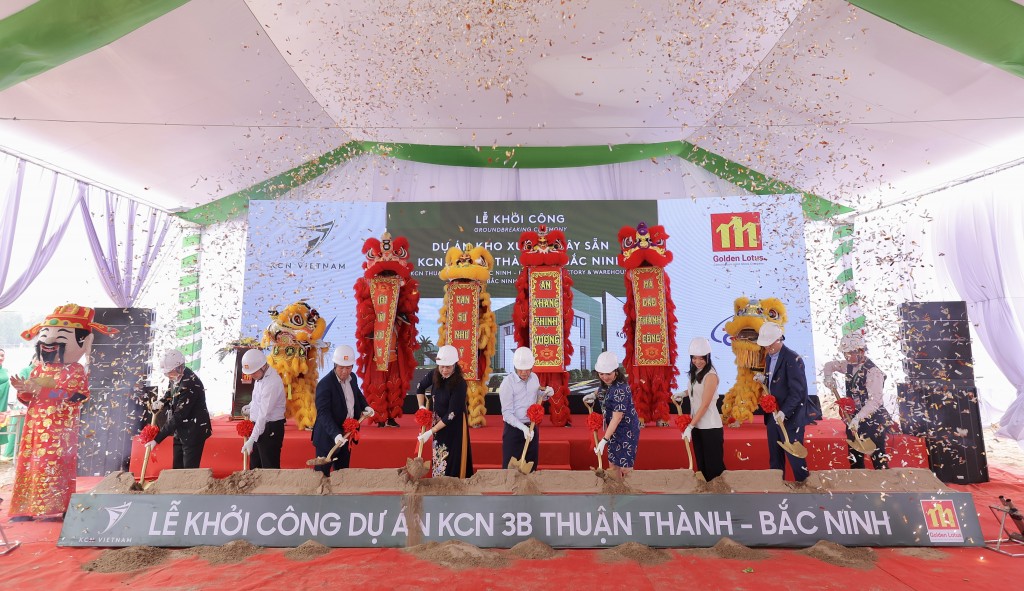 Lãnh đạo Ban Quản lý các khu công nghiệp Bắc Ninh, KCN Việt Nam và nhà thầu thi công thực hiện lễ động thổ khởi công dự án nhà xưởng và nhà kho xây sẵn tại Khu công nghiệp Thuận Thành III - Khu B