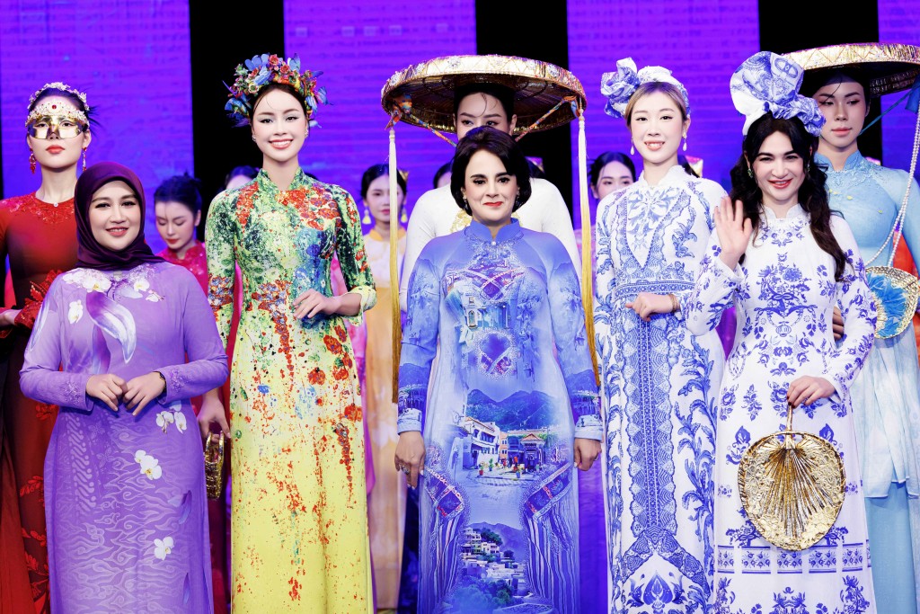 Phu nhân đại sứ các nước trình diễn áo dài là một nét đẹp giao lưu văn hoá được lan toả từ chương trình