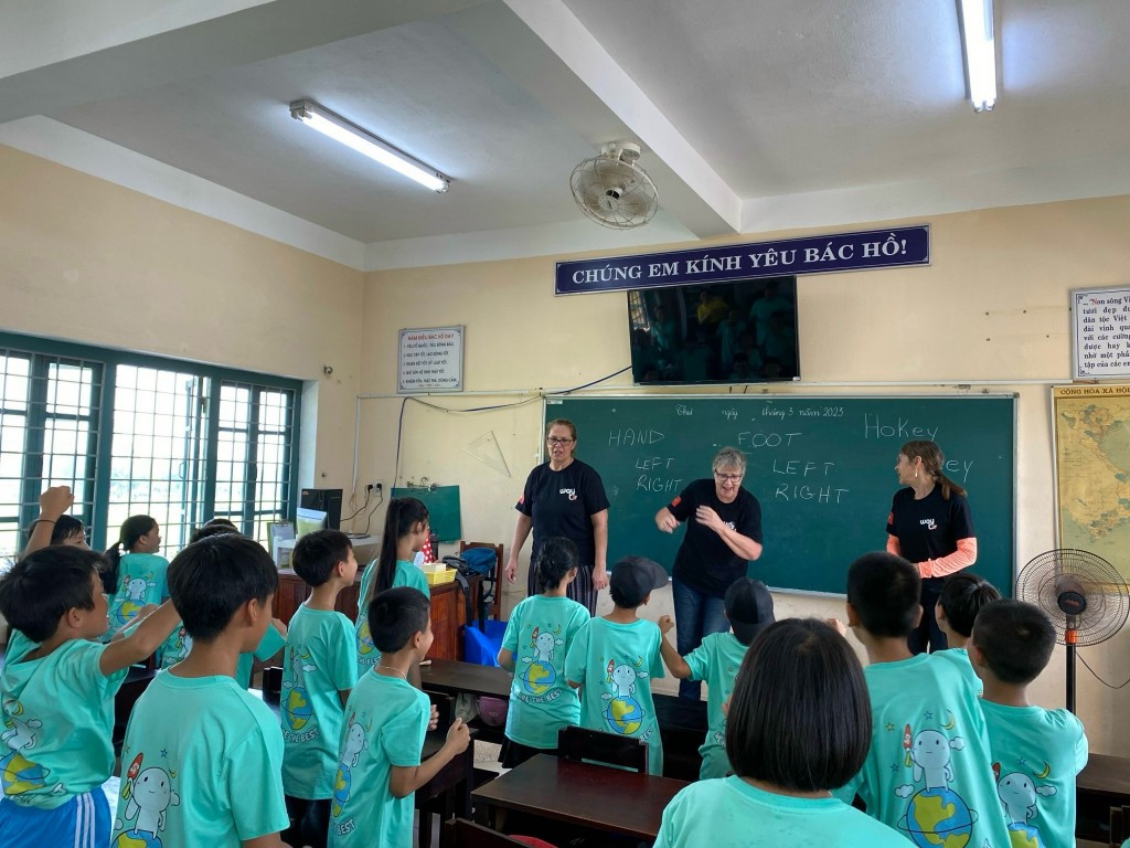 Các tình nguyện viên quốc tế tổ chức trò chơi và dạy tiếng Anh giao tiếp miễn phí cho trẻ em (Ảnh Đ.Minh)